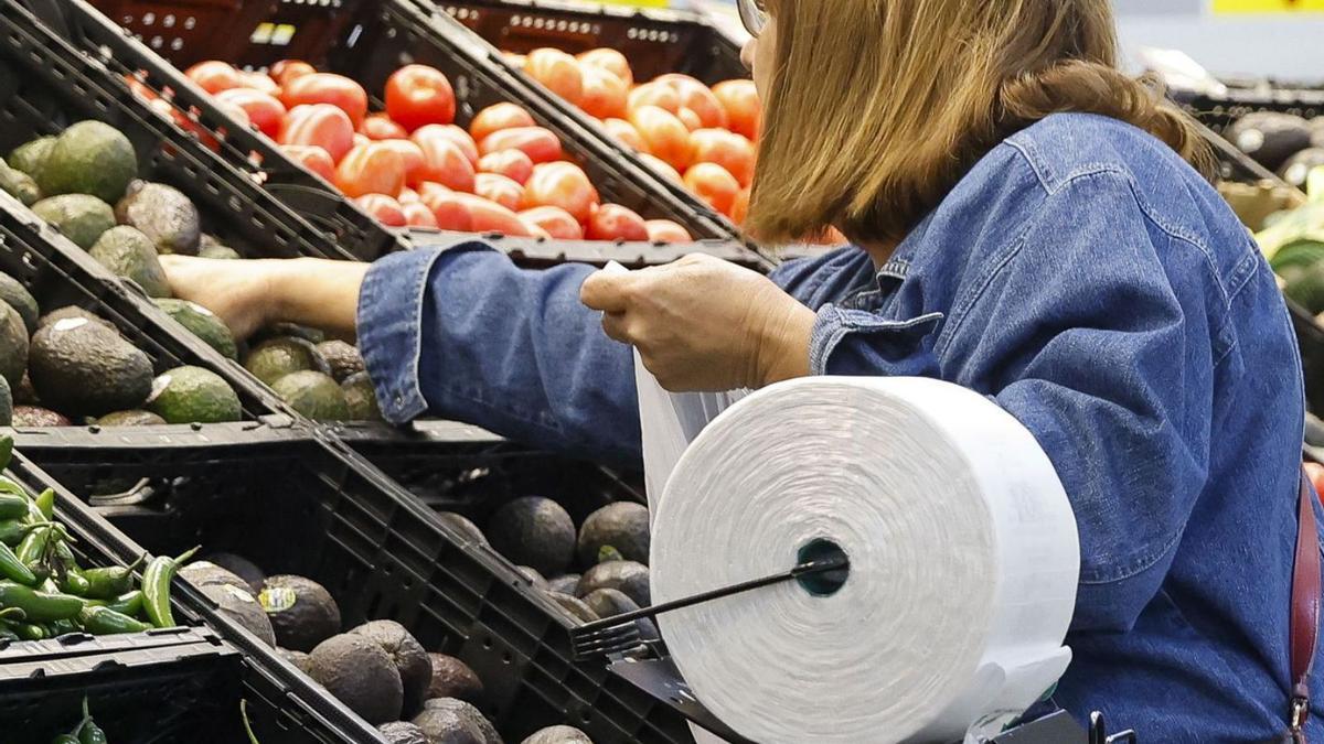 Una mujer compra aguacates en un supermercado. | ARCHIVO