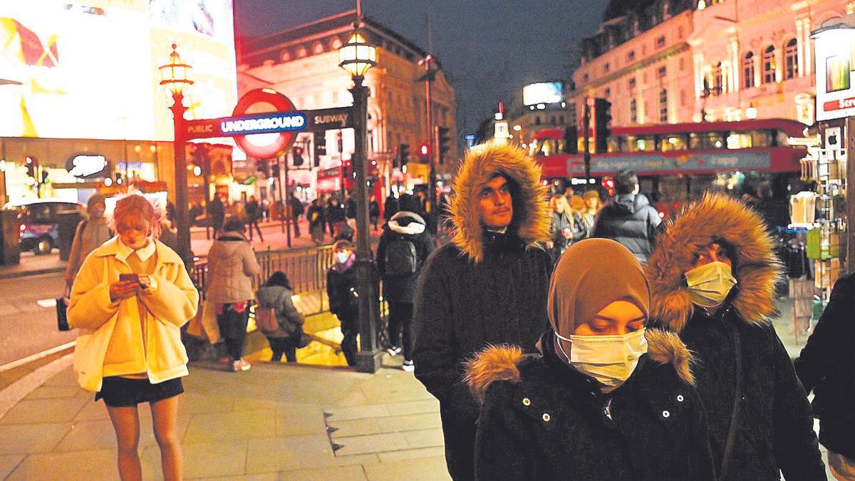 Reino Unido acortará la cuarentena a 5 días a los infectados de covid vacunados.