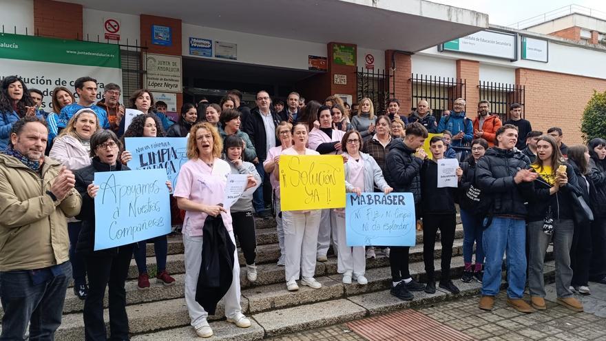 El IES López Neyra también se concentra en solidaridad con las trabajadoras de la limpieza de los institutos de Córdoba