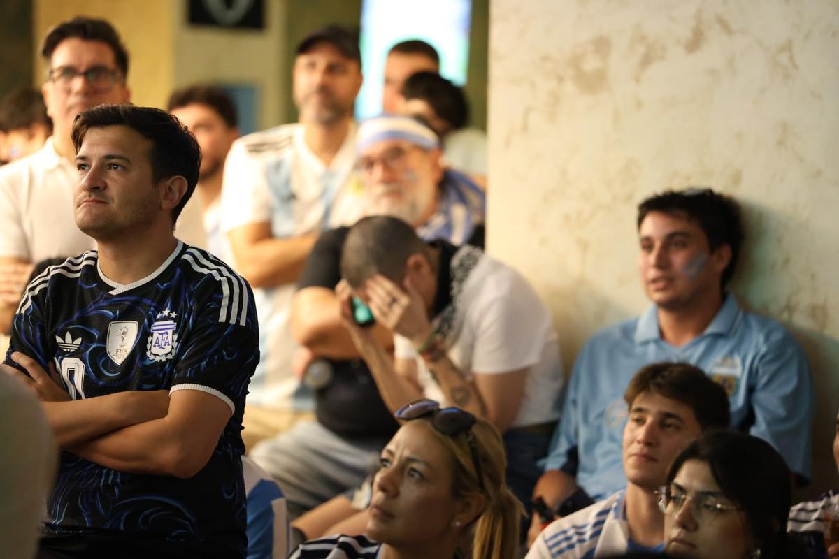 Los aficionados argentinos en Córdoba vibran con su equipo en la final del Mundial 2026