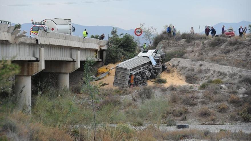 Herido el conductor de un camión en Lorca tras caer desde la autovía A-7 a una rambla