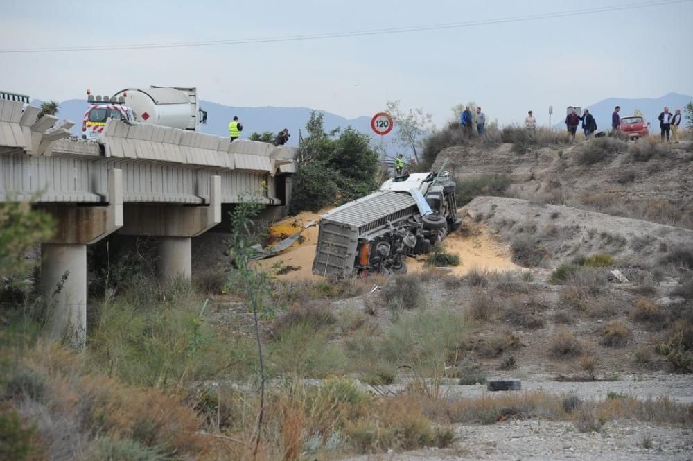 Herido el conductor de un camión en Lorca tras caer desde la autovía A-7 a una rambla