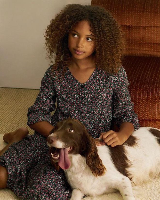 Modelo infantil con vestido de flores de la colección cápsula Teen de Mango