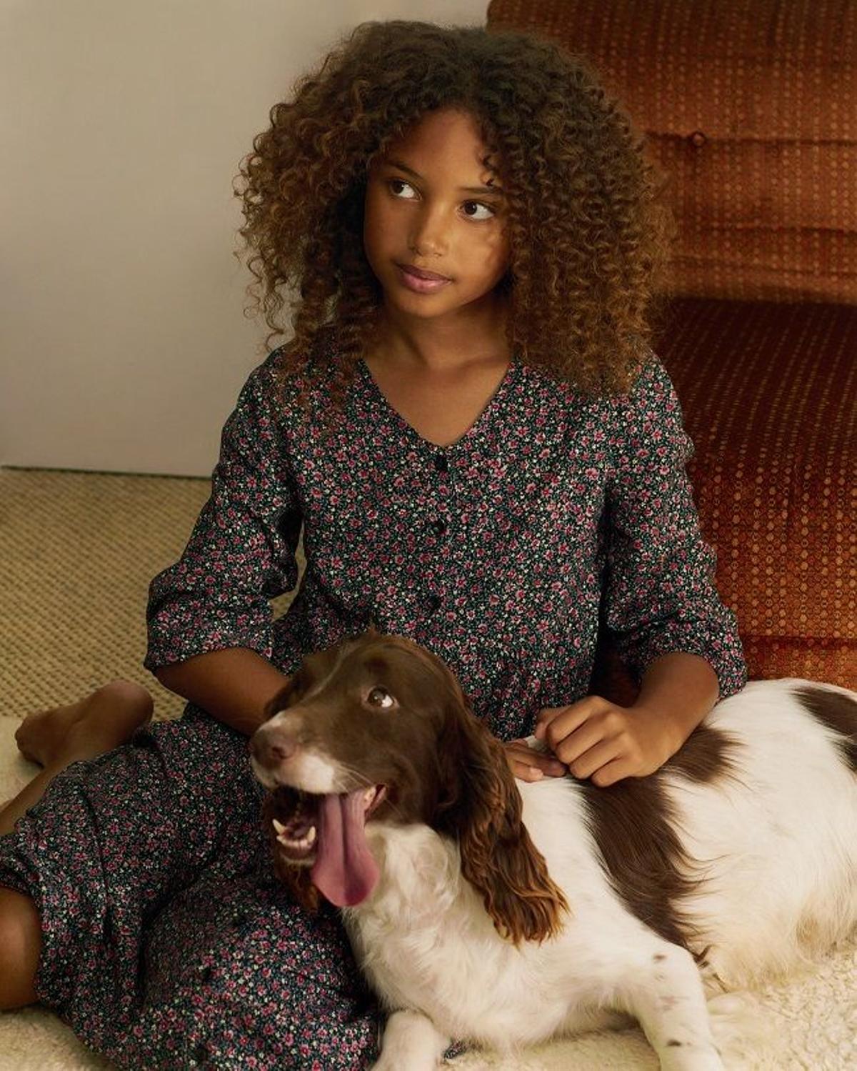 Modelo infantil con vestido de flores de la colección cápsula Teen de Mango