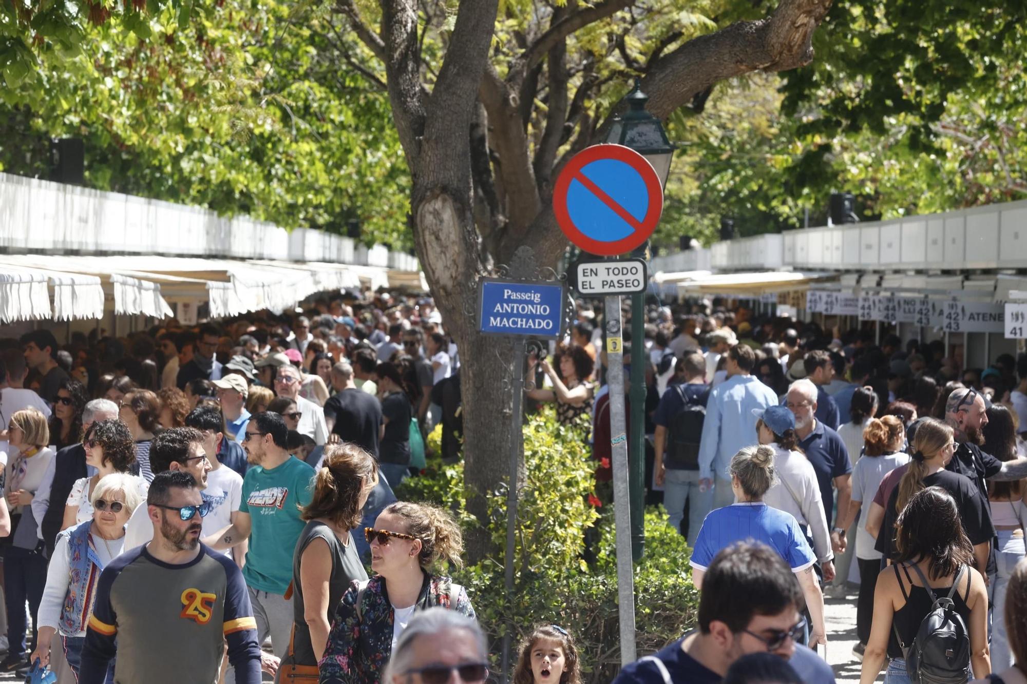 La Fira del Llibre confirma su éxito de asistenica con un domingo abarrotado