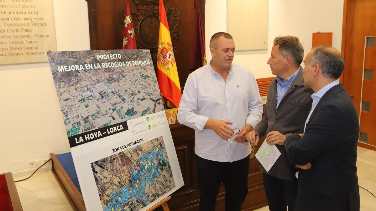 Juan Miguel Bayonas comenta el proyecto junto al alcalde y el gerente de Ecoembes en la Región.