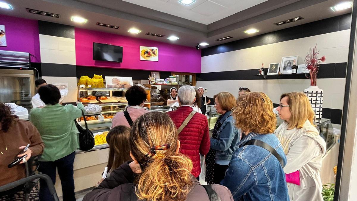 Colas en el horno Bernia de Alzira para conseguir la mejor «reganyà» de la ciudad.