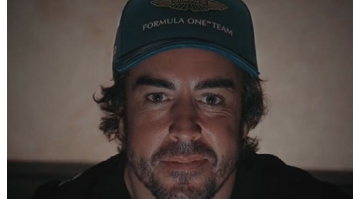 Alonso, con la gorra de Aston Martin con la que ha inaugurado su 2023