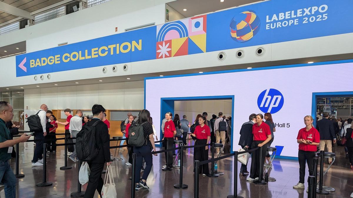 Joves treballant d’assistents en un congrés a Fira de Barcelona