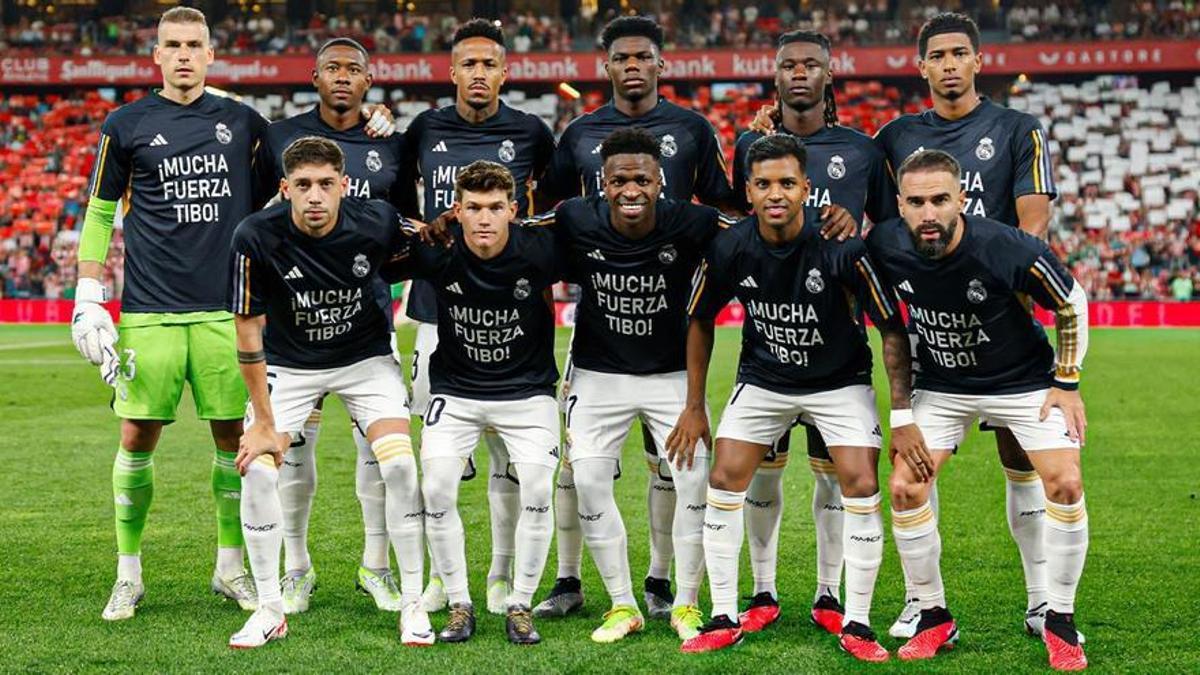 El primer once del Real Madrid, con la camiseta en recuerdo al lesionado Courtois.