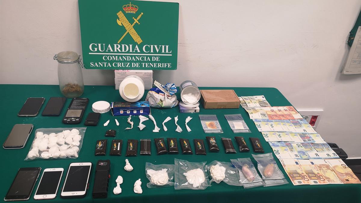 Droga, dinero y otros elementos intervenidos por la Guardia Civil