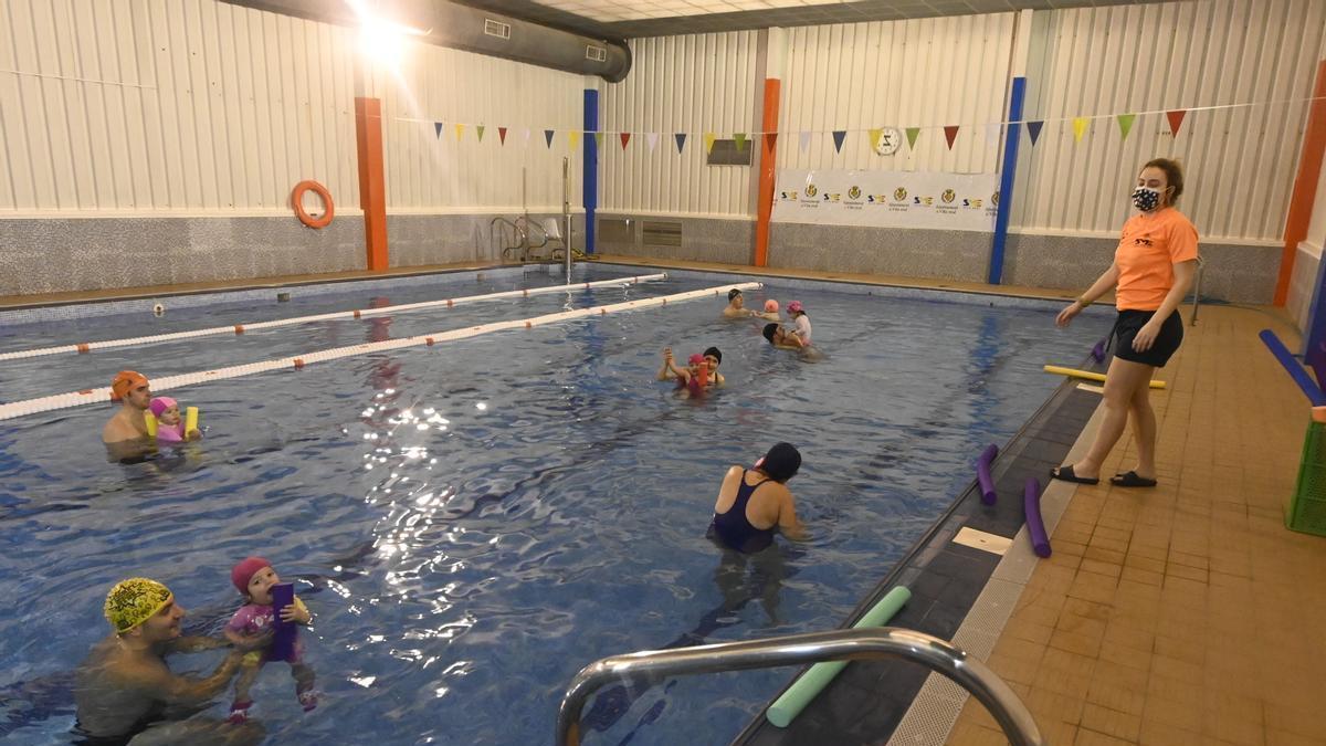 La piscina del Servei Municipal d’Esports de Vila-real abrió sus puertas en octubre del 2020 preparando la reactivación tras la tercera ola del coronavirus.