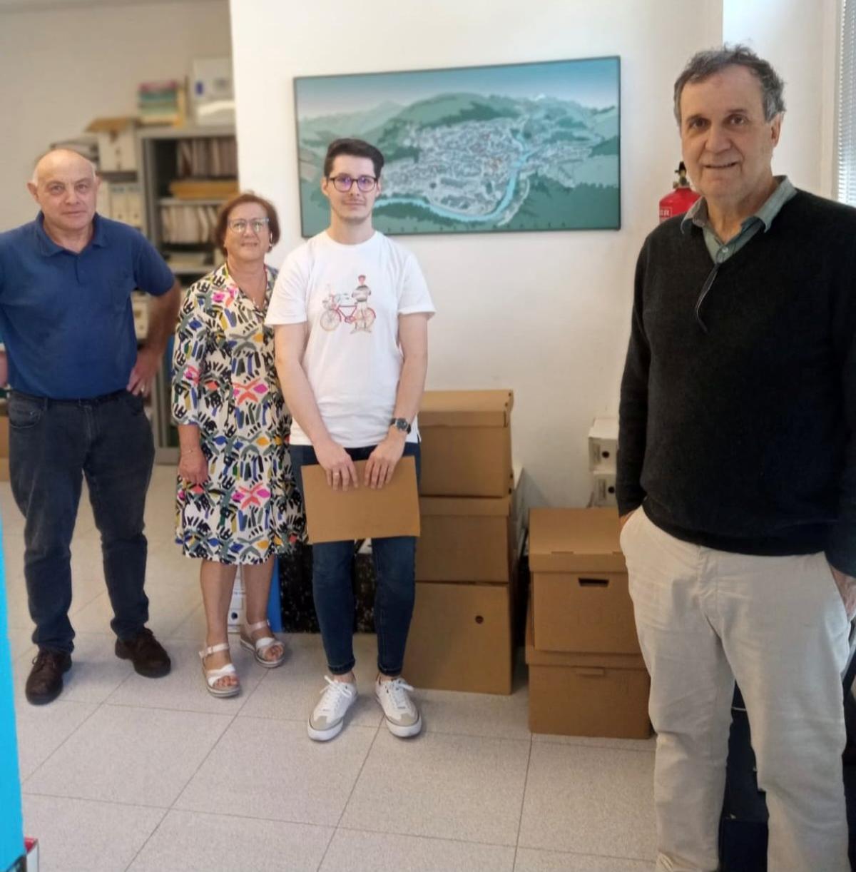 Por la izquierda, José Manuel Collar, Mercedes Pérez, Jonathan Álvarez y Juaco López el día de la recepción de la colección documental en el Archivo Municipal de Cangas del Narcea.