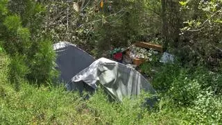 Las faldas del castillo de Santa Bárbara de Alicante, un hogar para personas sin recursos: “Aquí se vive en paz”