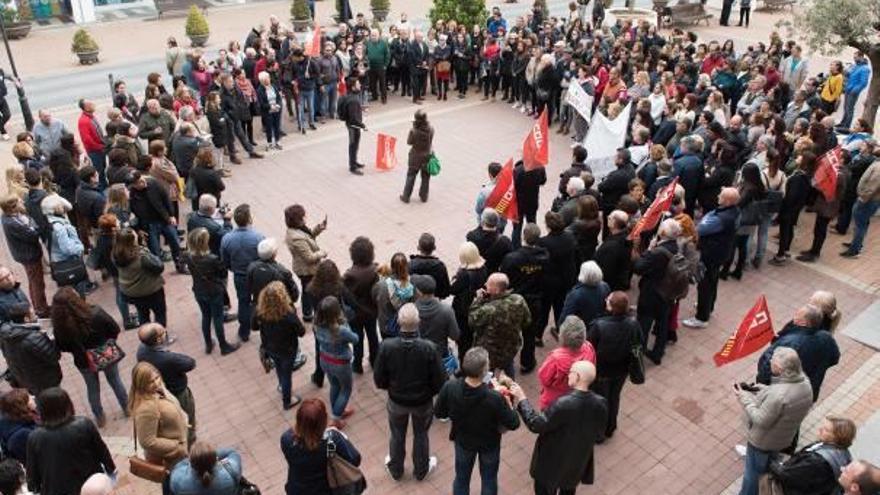 Manifestación de los trabajadores de Emaús y de familiares de las personas atendidas, ayer, frente al Ayuntamiento de Altea.