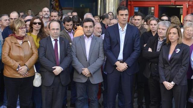 Pedro Sánchez guarda un minuto de silencio por los atentados de París frente a la sede de UGT en Barcelona, este lunes, junto a Miquel Iceta y Carme Chacón.