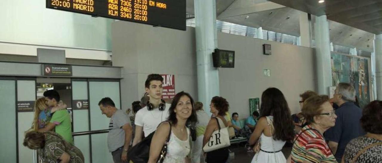 Pasajeros en la terminal de llegada de Peinador. // J. Lores