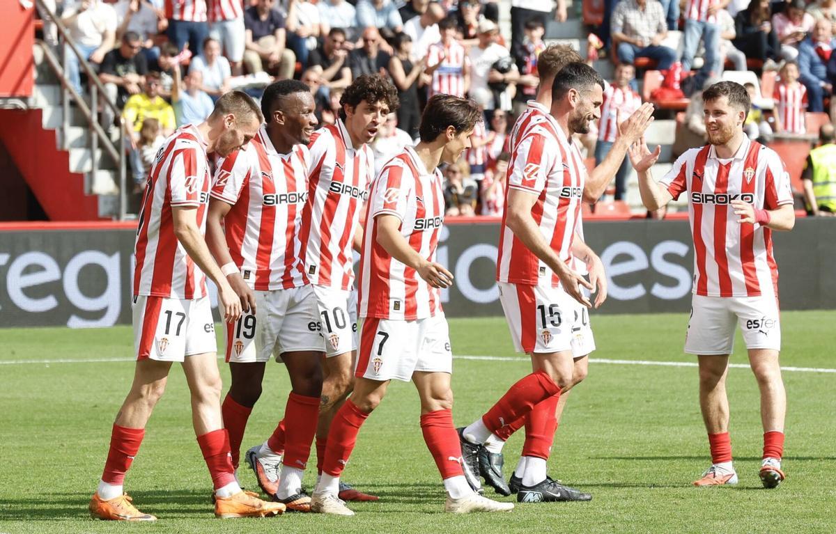Jugadores del Sporting celebrando uno de los goles frente al Cádiz.