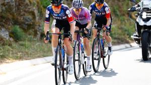 Ane Santesteban, entre Vollering y Chabbey, en la primera etapa de la Volta.