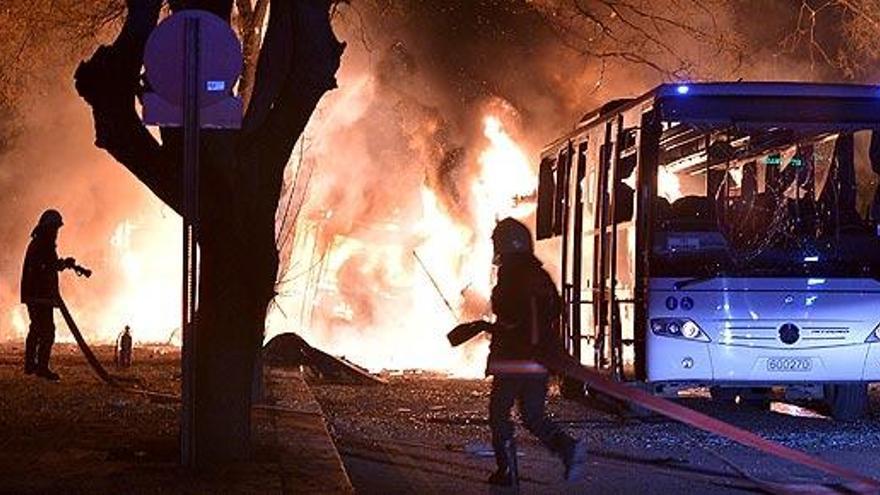 Bomberos en el lugar del atentado, en Ankara.