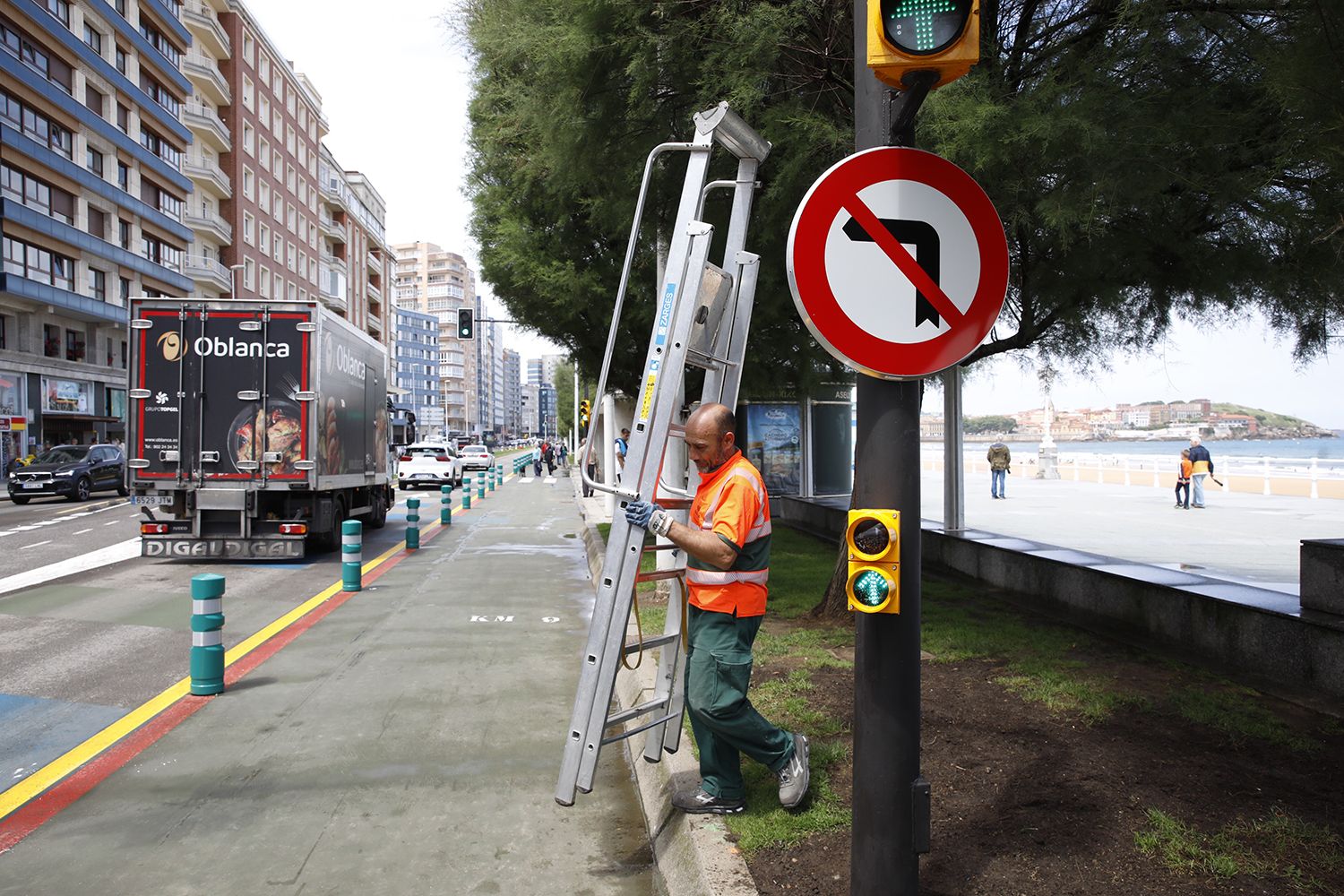 En imágenes: así ha sido la reapertura al tráfico del "cascayu" de Gijón