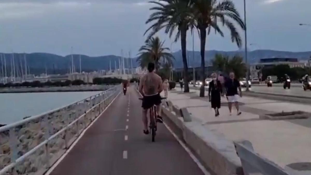 Ibrahimovic, en bicicleta por el Paseo Marítimo