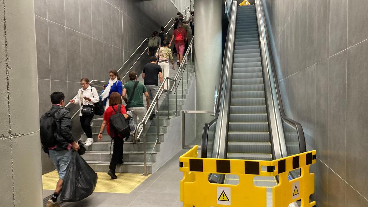 Usuaris de l’estació de Sant Andreu protesten: una escala continua avariada des de la inauguració