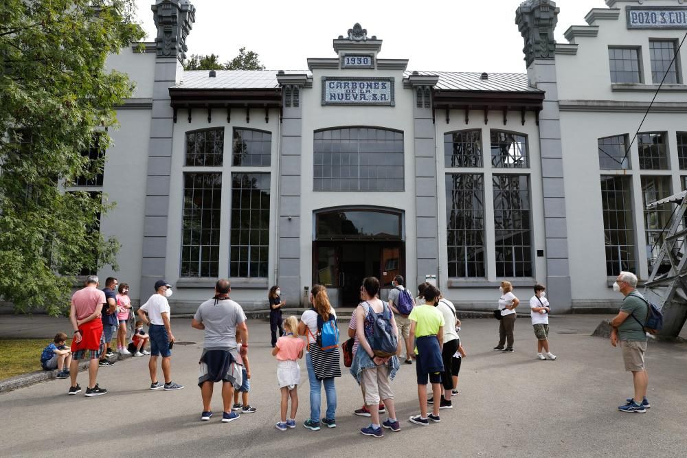 Los turistas visitan el tren ecomuseo minero valle de Samuño