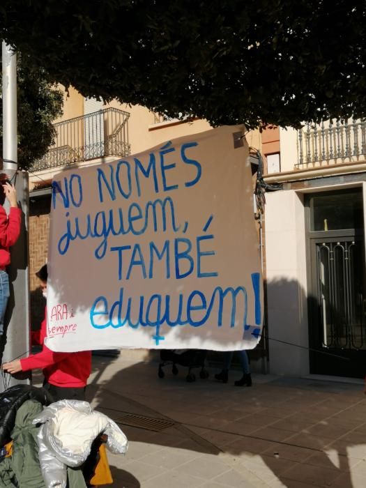 Monitores de l'esplai Roques Albes omplen els carrers de Sallent per visibilitzar la importància que té l'educació en el lleure