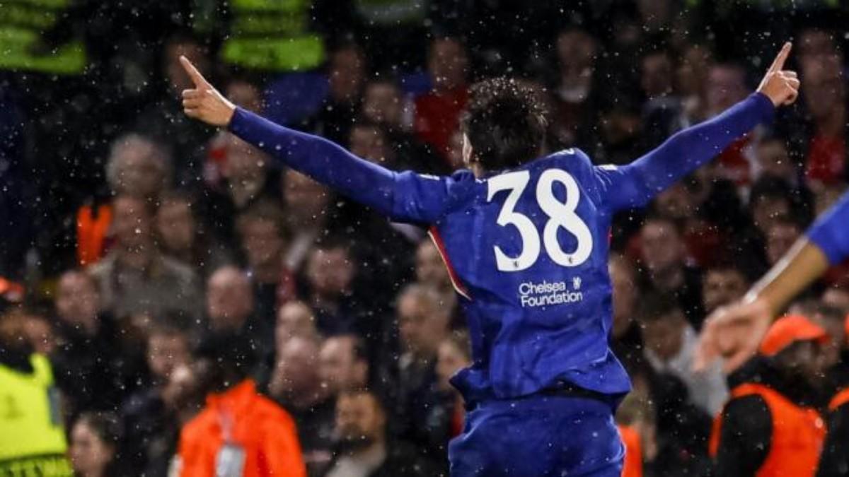 Marc Guiu, celebrando su gol ante el Ajax