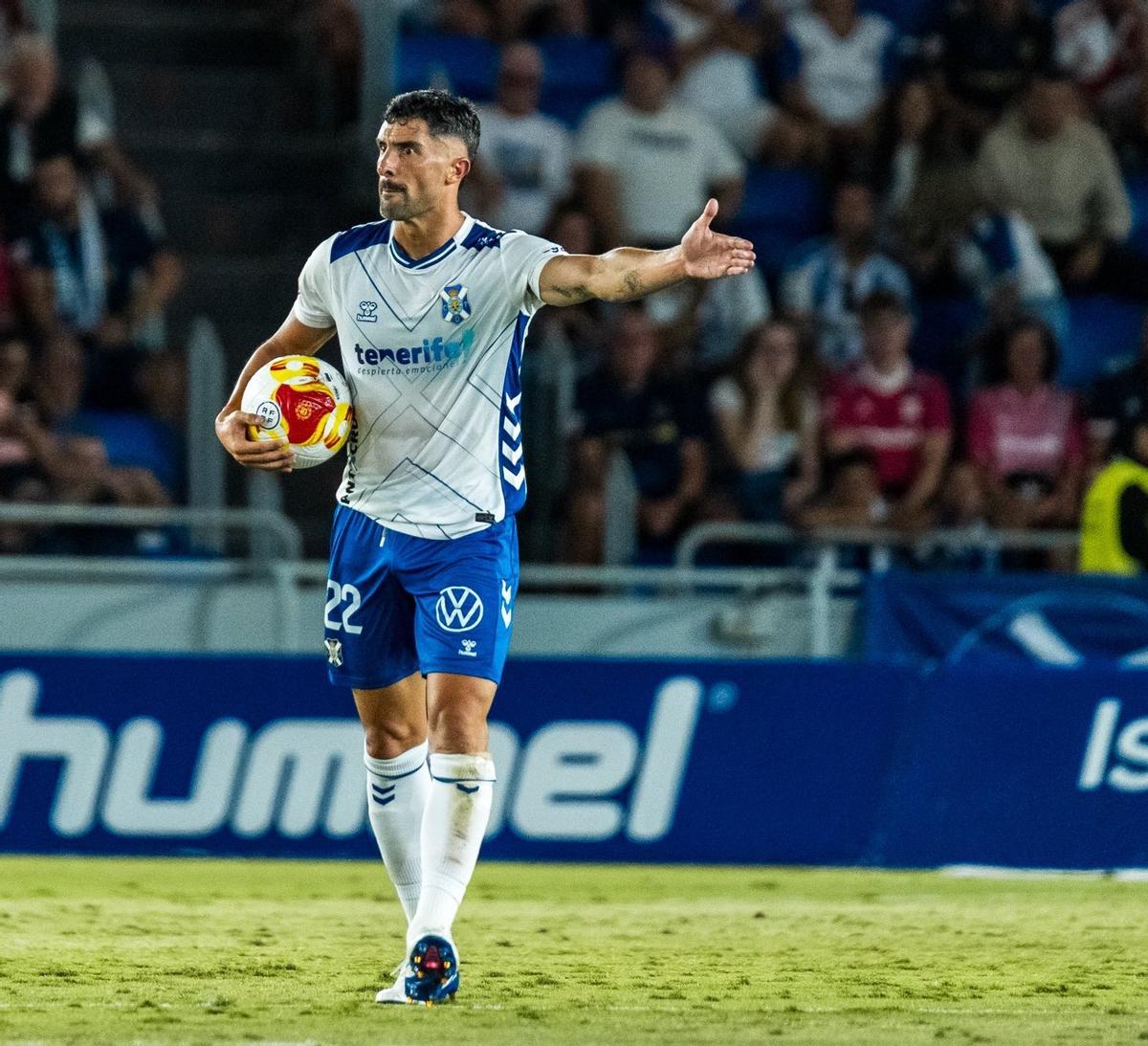 Álvaro González, en un partido de esta temporada con el Tenerife en Primera RFEF.