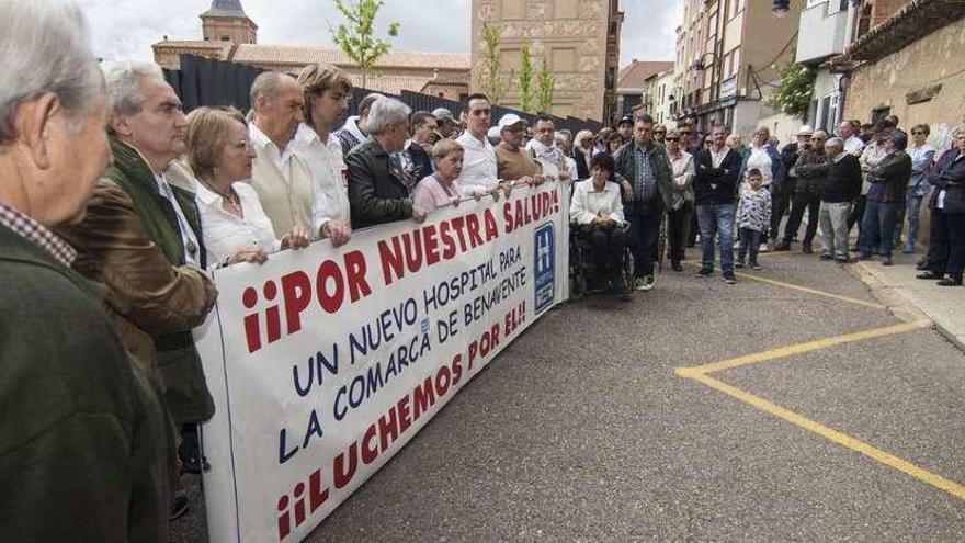 Un momento de la concentración a las puertas del Hospital de Benavente, ayer al mediodía.