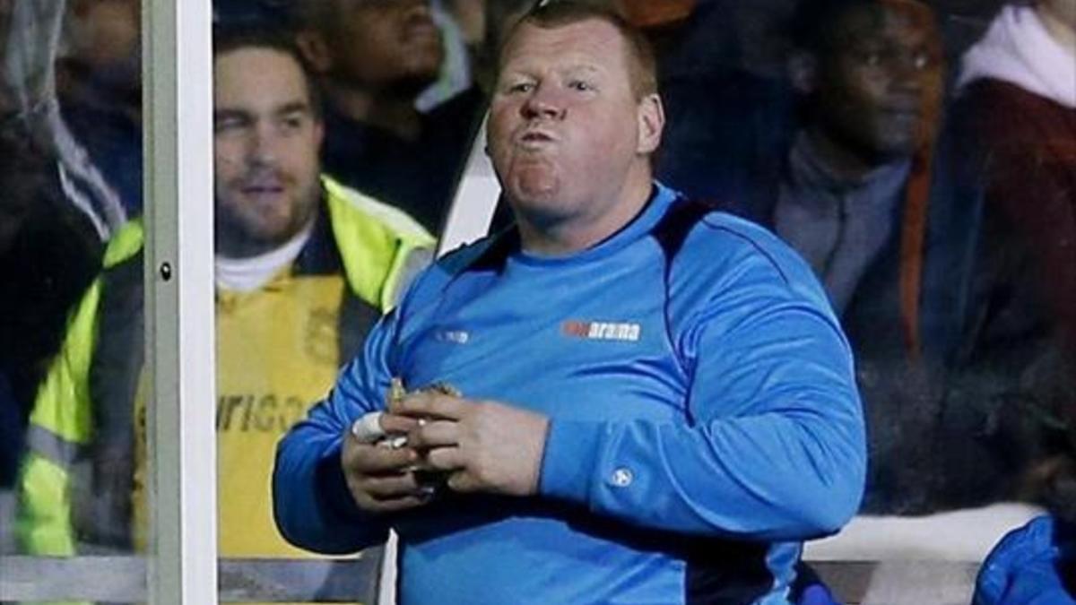 Shaw come una empanadilla en el banquillo durante el Sutton-Arsenal.