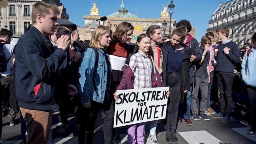 Thunberg, icono del ecologismo de 16 años, encabeza una marcha en París