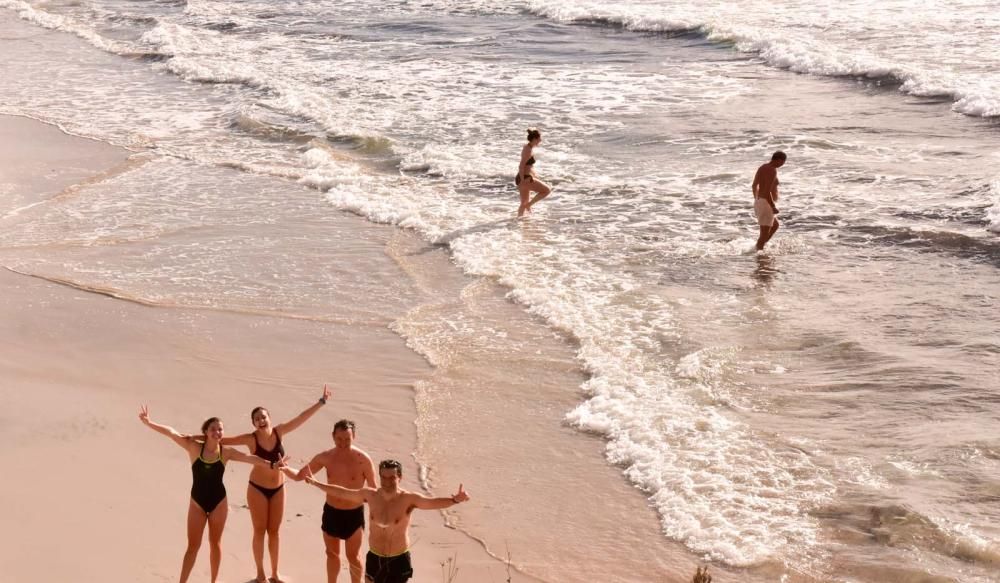 Primer baño del año en ses Salines.