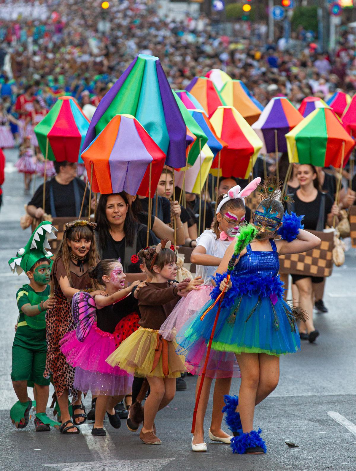 HOGUERAS 2022 | Desfile del Ninot en las calles de Alicante