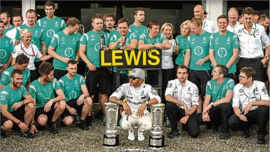 Cop sobre la taula de Lewis Hamilton