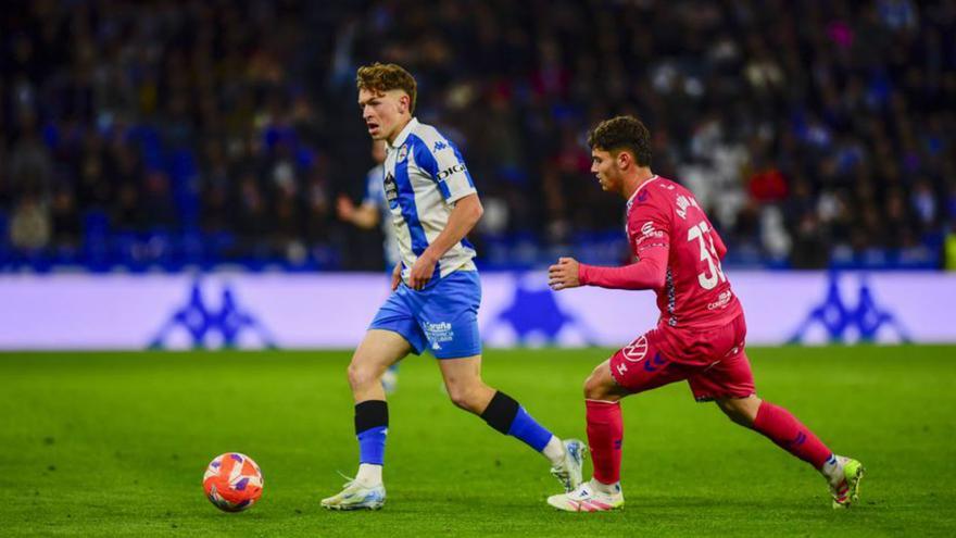 Diego Gómez conduce el balón ante Aarón Martín.