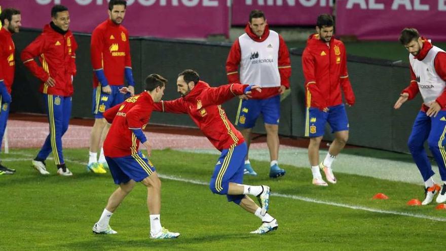 Imagen del entrenamiento de ayer de la selección española en Cluj. // Efe