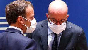 Charles Michel (derecha) conversa con Emmanuel Macron, este sábado en Bruselas.