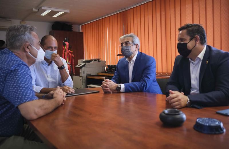 Román Rodríguez visita el Puerto de Los Cristianos