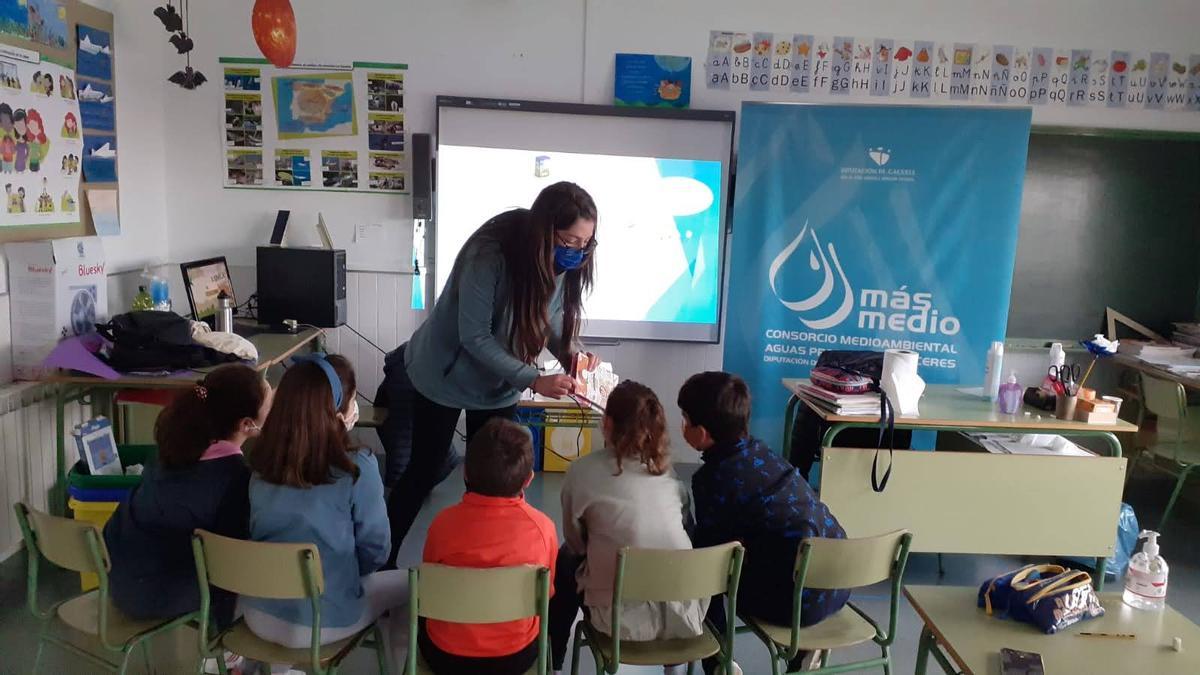 Profesora enseñando a los escolares.