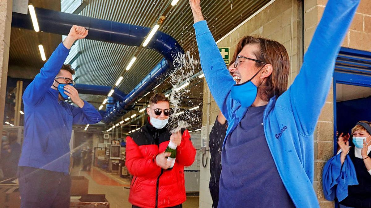 Trabajadores de Industrias Teixidó, ayer, tras conocer que habían ganado el primer premio. |   // S. SÁEZ/EFE