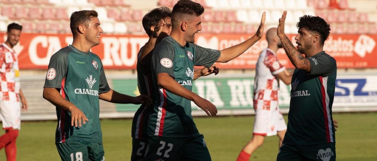 Los jugadores celebran el tanto firmado por Ámez en esta pretemporada. | Jose Luis Fernández