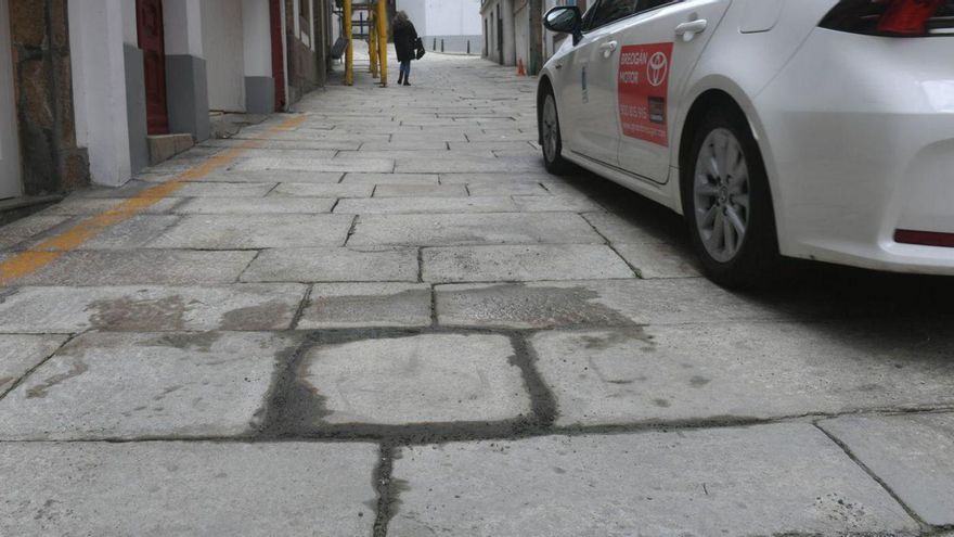 Arreglada la losa de la calle Amargura tras un año de silencio | CARLOS PARDELLAS