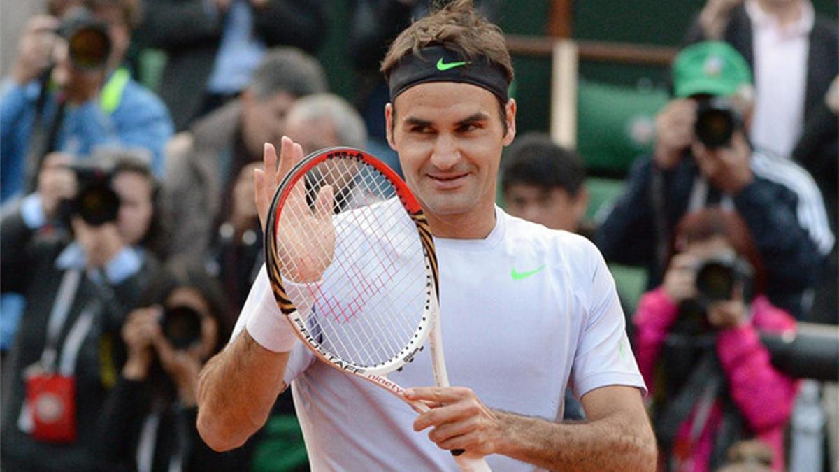 Roger Federer celebrando una victoria en Roland Garros