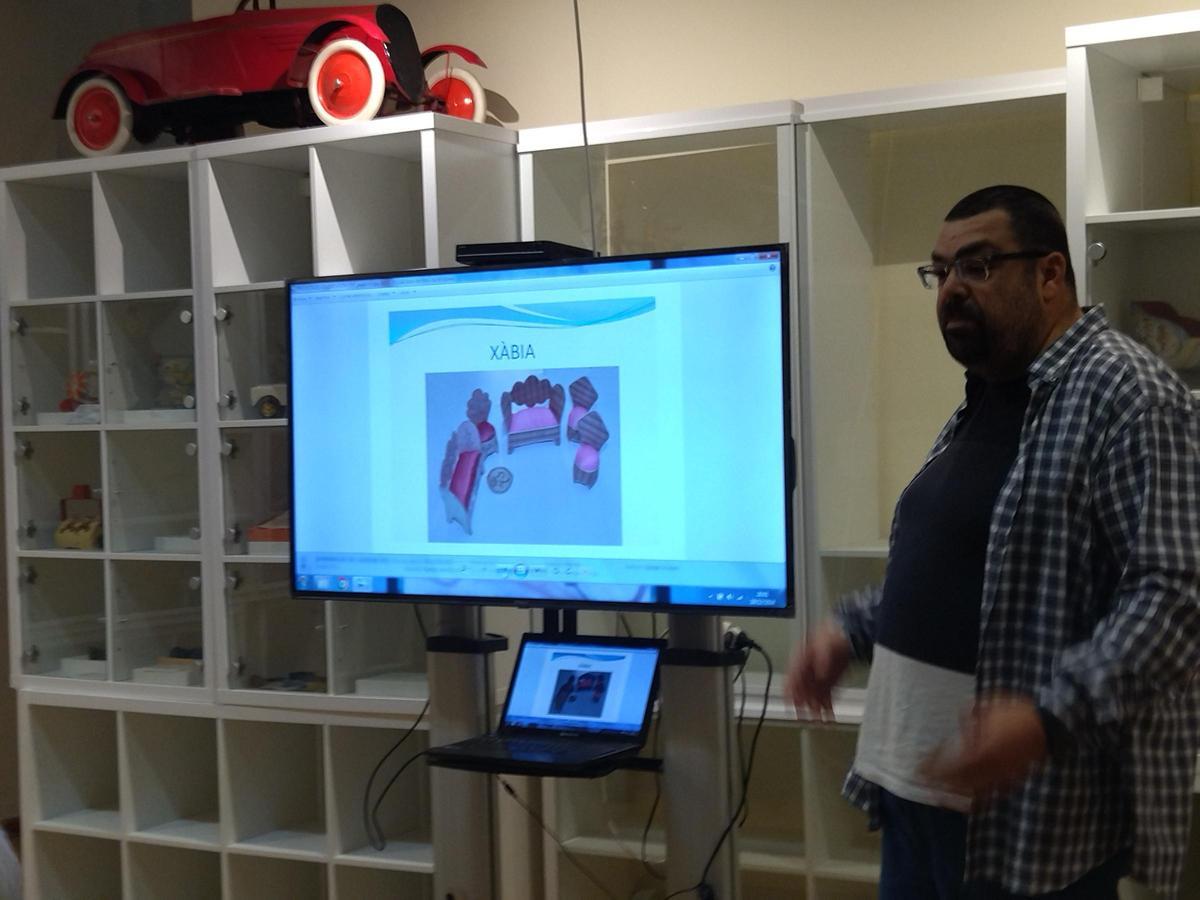 Josep Ahuir muestra una fotografía de los juguetes que manufacturaban las monjas de Xàbia