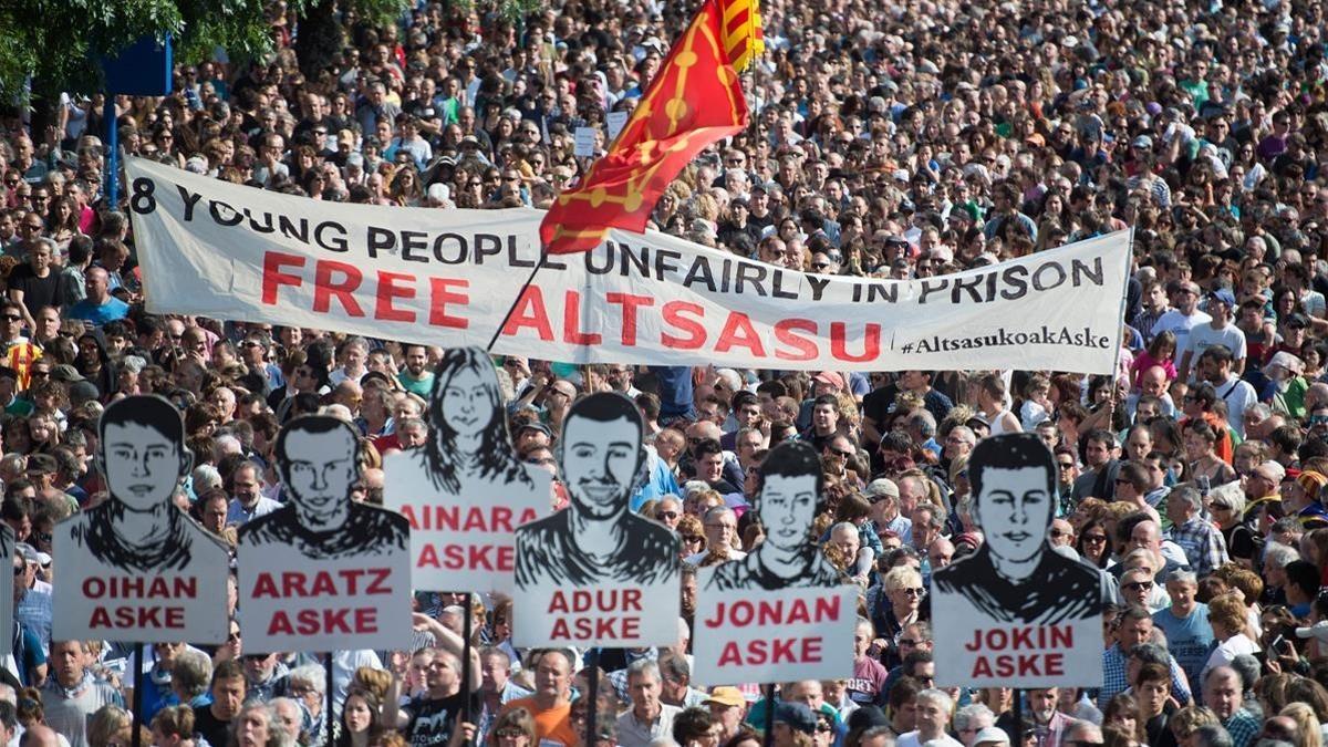 Imagen de la multitudinaria manifestación en Pamplona, este sábado.