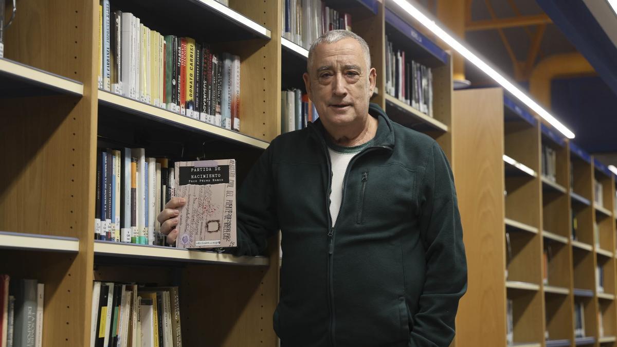 El escritor, con su libro.