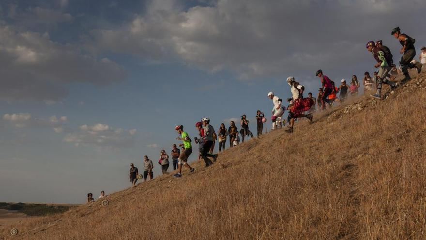 Participantes ladera abajo en la carrera del queso de Torres del Carrizal.